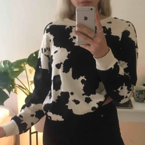  - tröja köpt på Ginatricot, nyskick (använd 2 gånger) frakt tillkommer ✨💗✨ flera intresserade köpare högsta bud 200kr