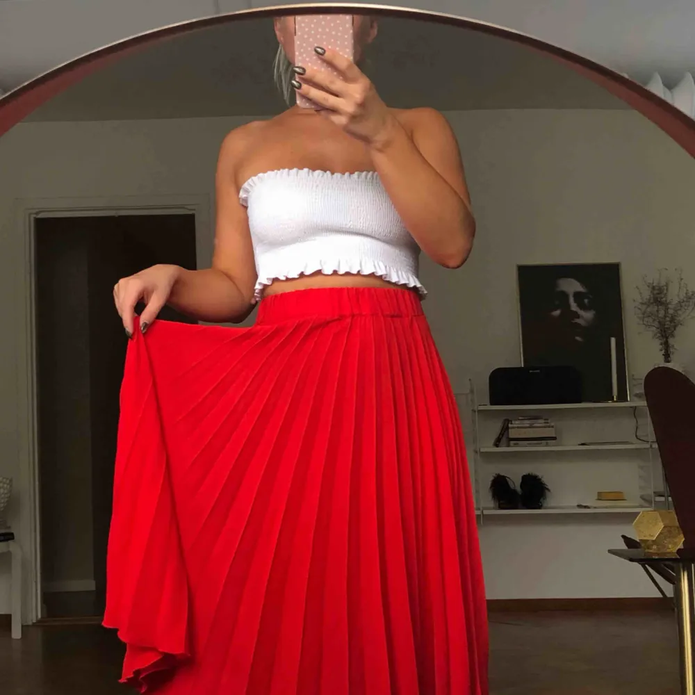 Röd plisserad kjol från GinaTricot, går under knäna. Resor i midjan, strl xs. Jättefint skick! 100kr + 63kr i spårbar frakt ✉️. Kjolar.