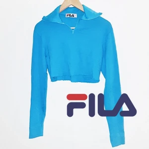  - Skitsnygg avklippt FILA tröja i turkos färg. Köpt här på plick men har tyvärr inte kommit till användning för mig. Frakt tillkommer på 18 kr! 😊