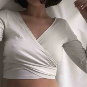  - Vit långärmad tröja som knyts i ryggen