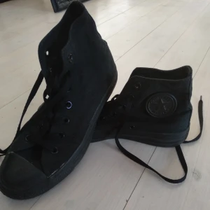  - Supersnygga svarta Converse i storlek 39. Använda en gång och säljs pga för små.🥰