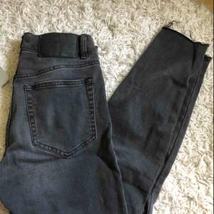 SNYGGA jeans från PULL&BEAR, varsamt använda men hål på knäna.