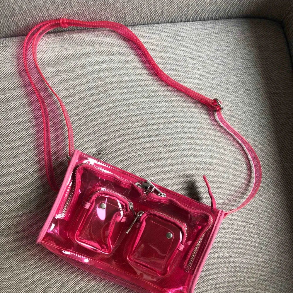 Helt oanvänd väska från Nùnoo, köpt från deras hemsida. Ordinarie pris 99 €. Stine transperant pink heter modellen. 450kr + 63kr i spårbar frakt ✉️. Väskor.