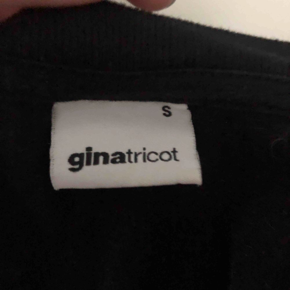 Fin t-shirt från Gina tricot i storlek S. Köparen står för frakten eller mötas i Uppsala❣️. T-shirts.