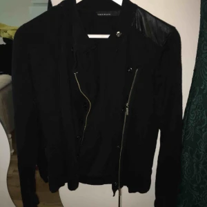  - Svart tröja lite tjockare material