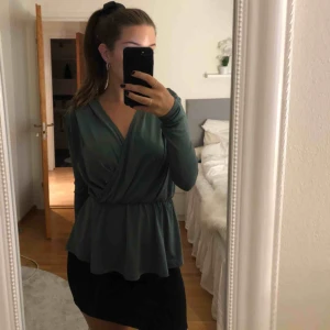  - Superfin blus grön blus som sitter väldigt smickrande då den går in i midjan:) använt fåtal gånger så den är som ny. Köparen står för frakten:)