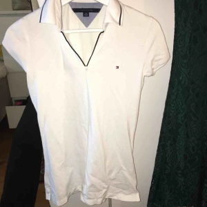  - Vit Tommy hilftiger tröja med slits i kanterna nere och helt fläckfri.