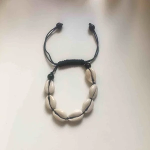  - Ett trendigt snäckarmband. Lätt att reglera i storlek. Frakt 25kr