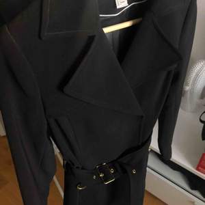 Fin svart kappa från H&M i storlek 34. Använd fåtal gånger. Köpare står för ev. frakt ✨
