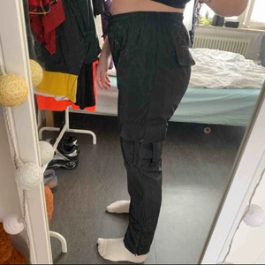  - Säljer ett par jättecoola svarta byxor i ett lite plastigt material! Hör av dig om du är intresserad!💕