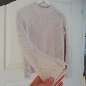  - Superfin stickad polo, endast använd någon enstaka gång 🌸