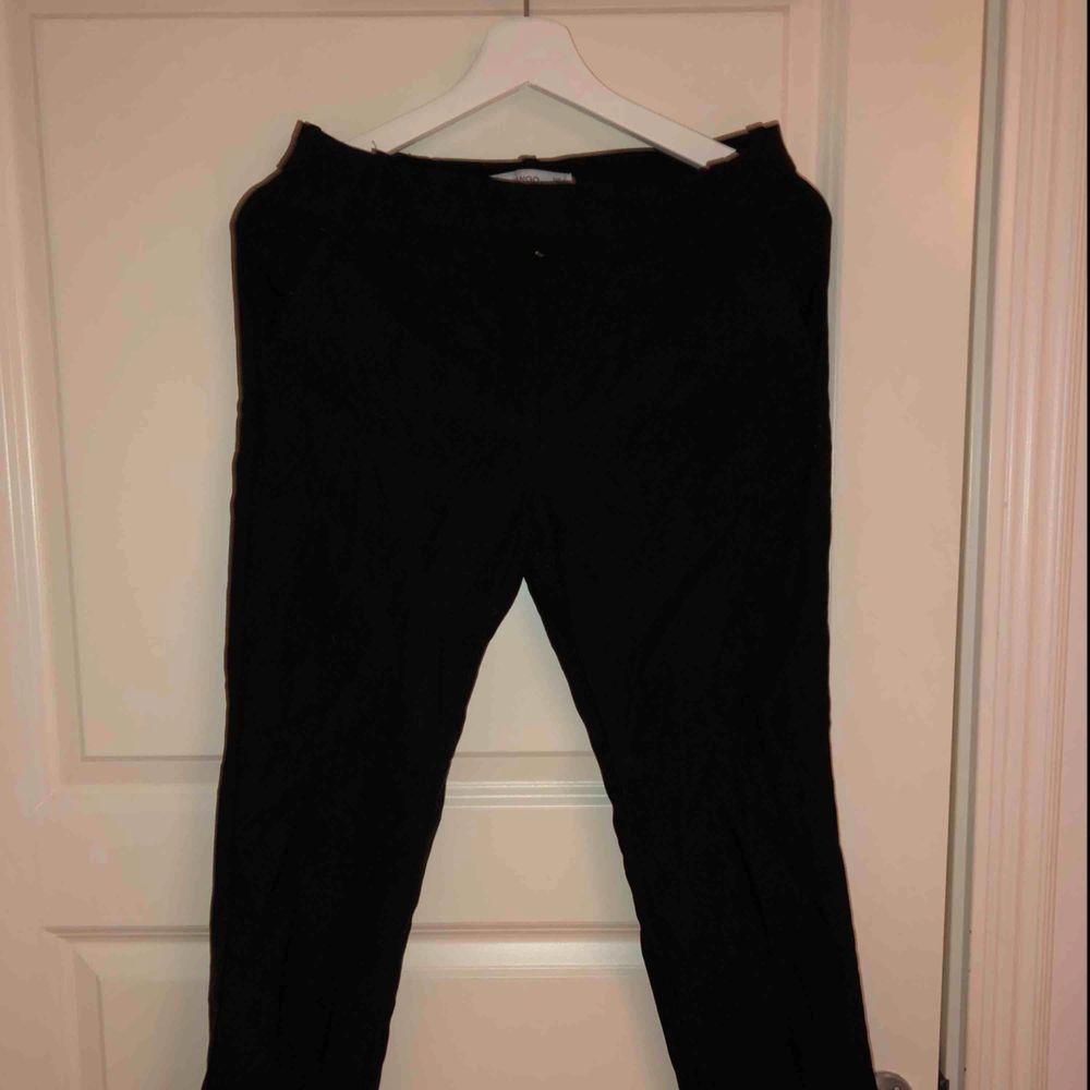 Svarta kostymbyxor från mango . Jeans & Byxor.