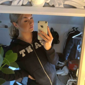  - En äkta Gant kofta i marinblå med luva, säljer på grund av att jag inte använder den. Den är i storlek S.