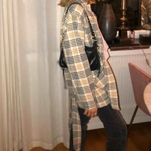  - En supersnygg typ jacka ifrån monki. Kan både knäppa den, knyta den i midjan eller ha den öppen. Är i XXS men passar även en XS eller en S. 250+frakt 