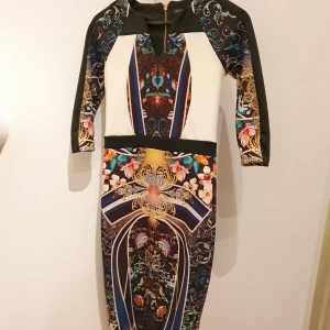  - Helt NY River Island klänning med prislapp kvar.  Nypris 50 pund = 620 sek   Kan mötas upp i Huddinge, Älvsjö, Årsta, Globen & Västberga