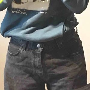  - Skitsnygga svarta lee jeans i rak passform. Köpt overzised hos humana. Står 32/32 i dem och skulle säga st M, men funkar perfekt oversized till både XS och S. Kommer inte till användning och hoppas någon annan kan ha nytta av dem! (Köpt för 300kr)