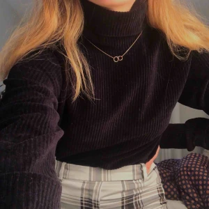  - Inköpt för: 399kr  Säljer min svarta turtleneck från BikBok i otroligt skönt Manchester-tyg. Använd väldigt sparsamt. 100kr + 60kr frakt 🥰