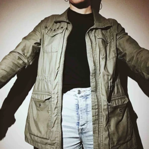  - Grön jacka med nitar. 👌🏽👌🏽