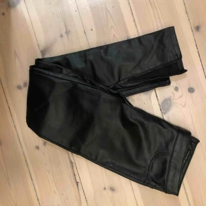  - Skinnbyxor med dragkedja. Helt nya