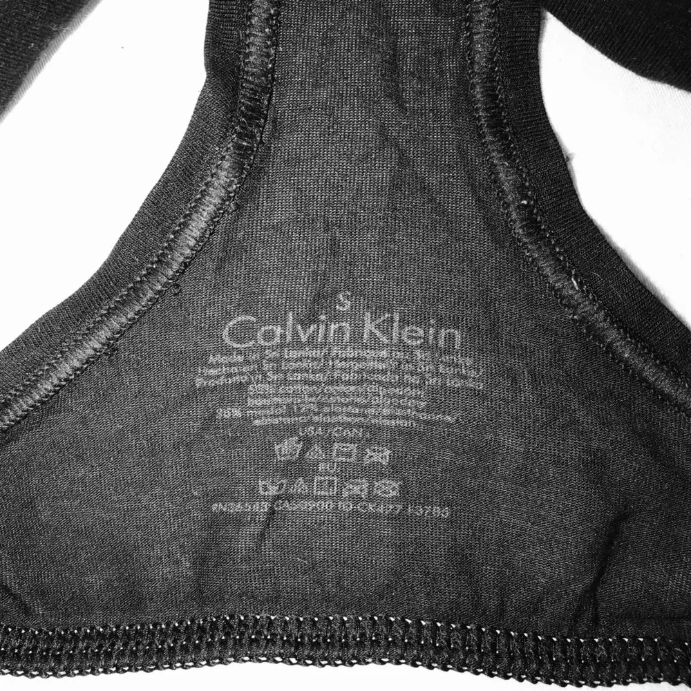 Säljer min Calvin Klein bralette. Den är superskön men nästan aldrig använd, köpt för 350kr säljer för 150kr! ✨. Toppar.