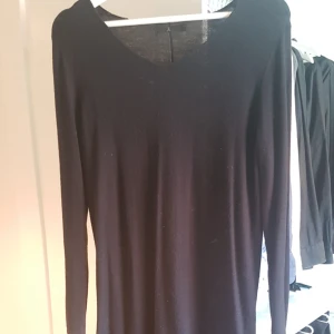  - Svårt stickad klänning från Åhléns. Når nedanför knänen på mig ( är 170 lång)