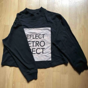  - En kortare tröja från Monki!  Inte i det bästa skicket men ser ändå bra ut! 