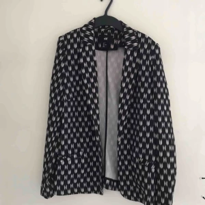  - Fin kavaj från H&M. fint skick från djur och rökfritt hem