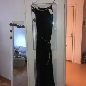 Vacker svart långklänning. Inköpt på en butik i Dubai. Oanvänd. 