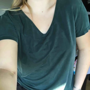  - Härlig mossgrön tshirt från fina samsoesamsoe. Frakt tillkommer på 25 kr