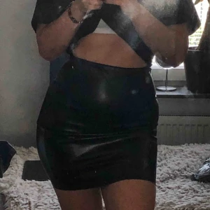  - En skinkjol från boohooooooo, frakten ligger på 30:-🌸🌸🌸🌸