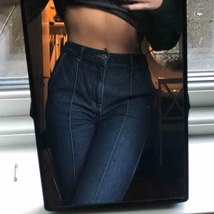  - Så jävla coola jeans från Mango! Väl använda men har blivit lite uttöjda så används ej längre! Skulle därför säga att de även passar en 36:a! Färgen är lite svår att fånga på bild men de är som en blandning mellan 1 och 3. Priset är INKLUSIVE frakt👍🏼