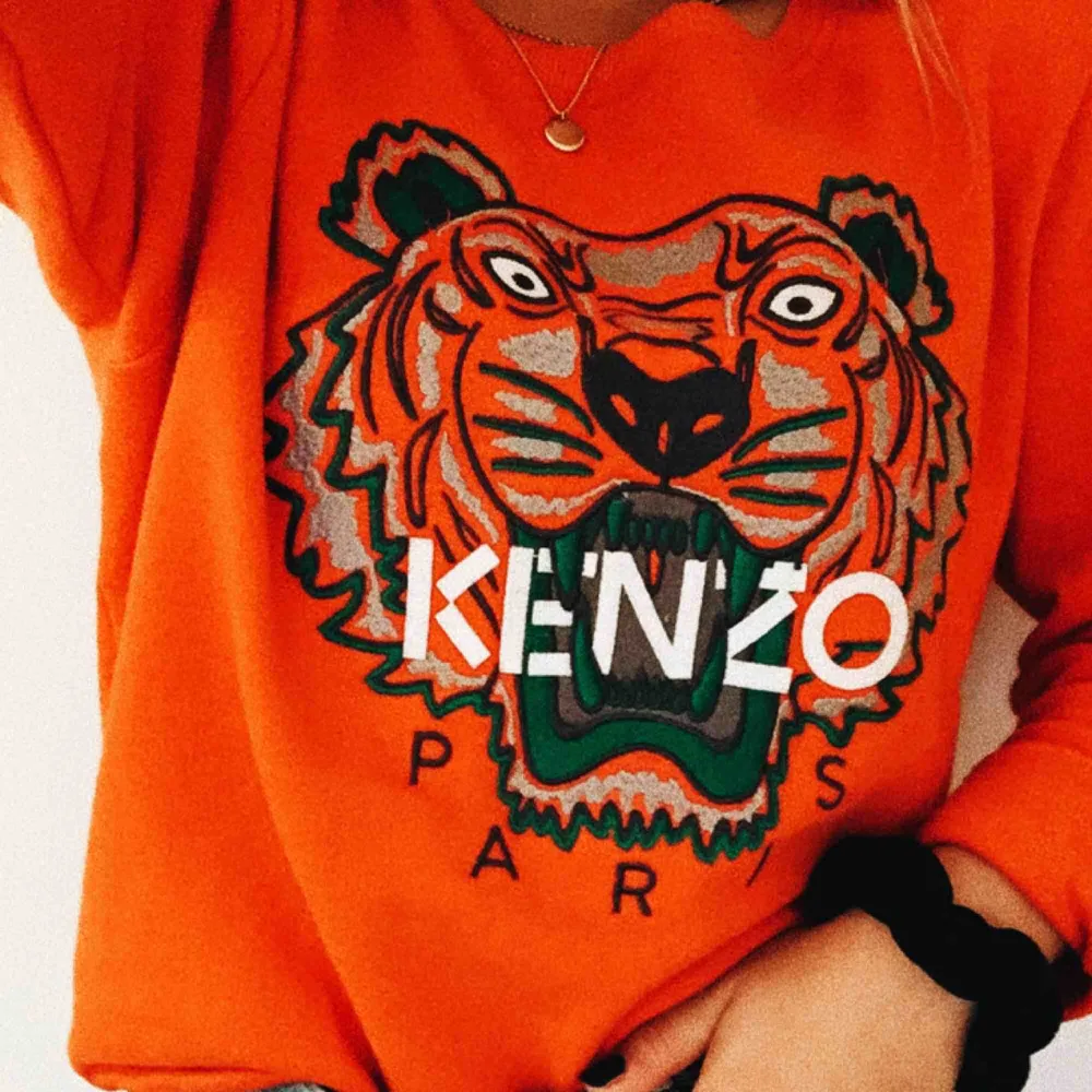 Äkta kenzo tröja, knappt använd. Passar mig som är XS/S.. Tröjor & Koftor.