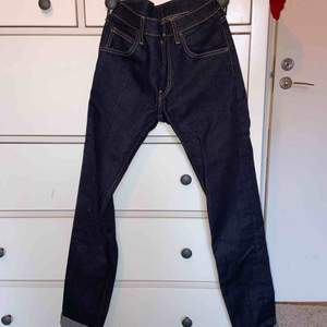 Mörkblå Lee jeans med gula sömmar.✨ Sorlek W29 L32🌟 Aldrig använda och jättebra skick!🌸