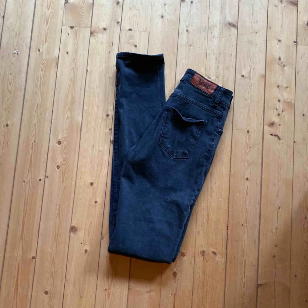 Jeans från Acne i strl 26/32, mjuka och stretchiga. Använda, men i gott skick. Frakt betalas av köpare 📦 tar swish 💕. Jeans & Byxor.