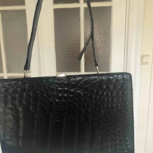  - Cool väska, ormskinn imitation. Köpt för 300kr! Pris 80kr+ frakt 💘