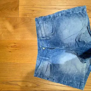 Shorts som säljs för att dem blivit för små 💗 kan mötas i Stockholm eller frakta 