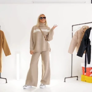  - Helt nytt typ slutsålt stickat set från Boohoo, jätteskönt material, det sticks inte alls! helt oanvänt bara testat!  Frakten ligger på 42kr men kan kanske inkluderas i priset vid snabb affär! 🌟 Bilden är lånad från Lisa ankarmans youtube video! 