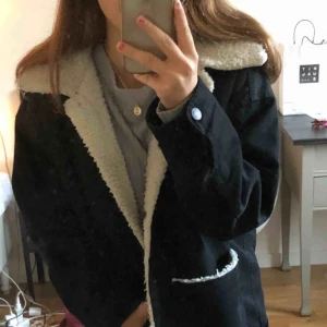  - Säljer nu denna supersnygga fodrade jeansjacka i mycket fint skick från monki. Perfekt till hösten pch en bit in till vintern! Nypris: 700kr. Fraktkostnad kan diskuteras 