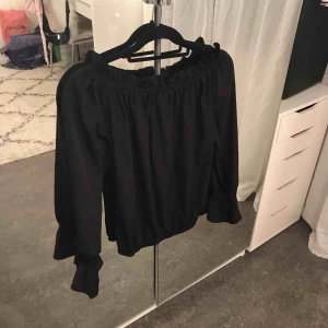  - Off-shoulder top från Nelly med volangdetaljer. Använd fåtal gånger. Nypris 399 SEK. 