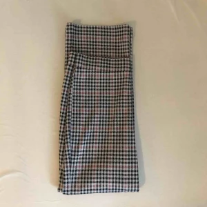  - Utsvängda byxor med resårband i storlek M. Kan passa L också eftersom att de är så stretchiga Nyköpta men har inte kommit till användning. + Frakt altr mötas i Gbg 