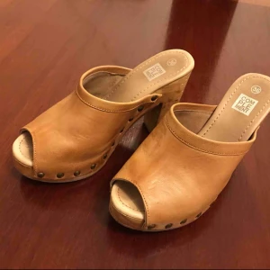  - Läder pumps. Super skönhet. Super snygga. Jag ska resa därför säljer jag allt. De är ganska tunga, har träsula med gummi. Men .. ja things comes and go. De har någon märke hit och dit.   De e ganska dyra annars.  Av Complement, Åhlens.   