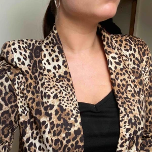  - Blazer med leopardprint. Sitter som en smäck men tyvärr aldrig använd. Gör nytta i en annan garderob:) köpt på madlady för 499kr