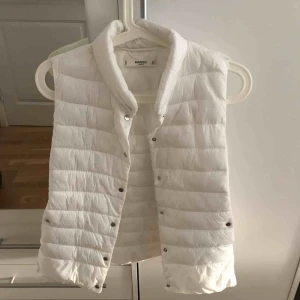  - As snygg vit väst som passar till alla årstider, sparsamt använd 