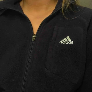 Adidas zipupp - En assnygg vintage adidas fleece i mörkblå färg. Storleken är 38 men passar nog alla från M och ner❤️
