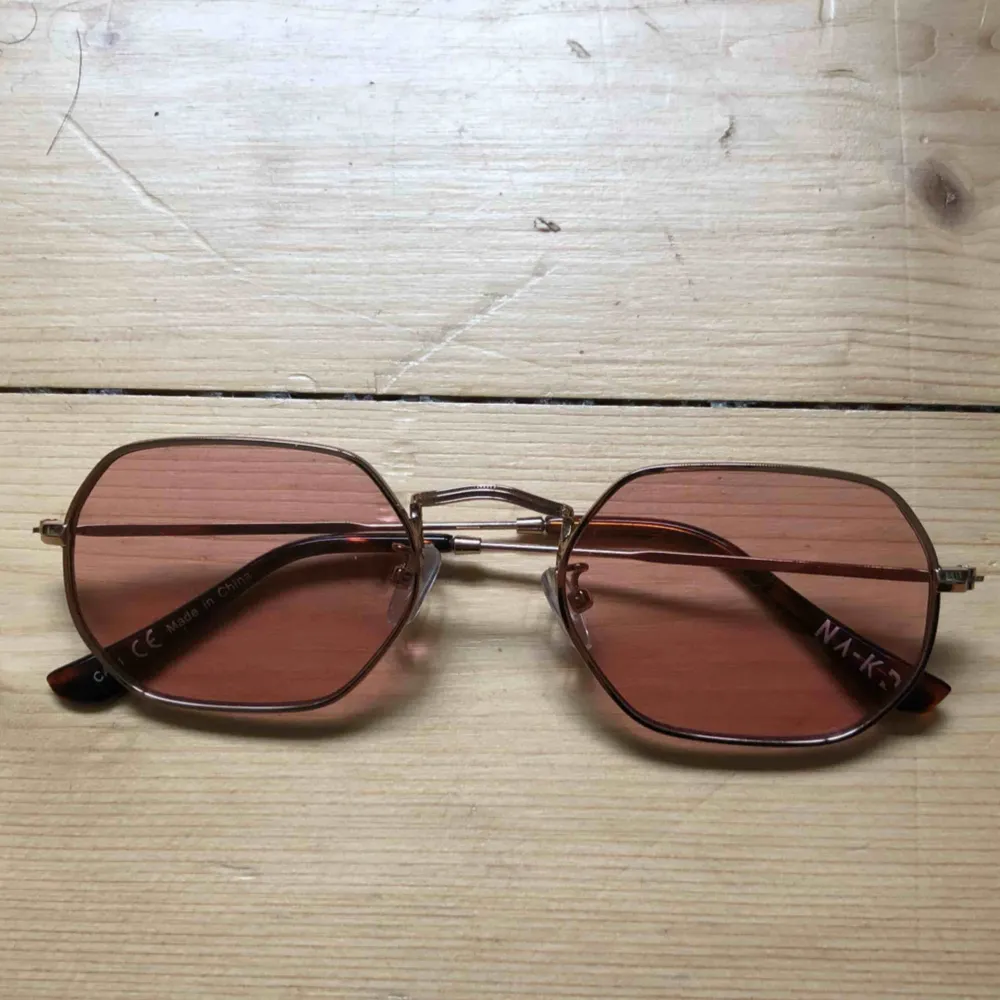 NA-KD Accessories Octagon Frame Sunglasses Size: One Size Color: Pink/Gold. Accessoarer.