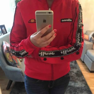  - En Ellesse jacka som jag har använt bara en gång så den i ny skick , stl 38 men den är lite i stl , det passar bättre en 36.