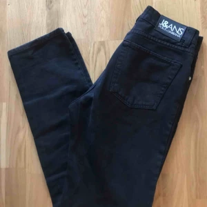  - 🦋DOLCE & GABBANA JEANS🦋 Mjuk Denim. En rak modell/höga i midjan.  Perfekta oavsett längd pga den raka modellen.  Dom är nattsvarta och sparsamt använda.   📍Kan hämtas upp på Södermalm. Alt skickas (jag står inte för frakt) 📩  Säljer Pga försmå </33 