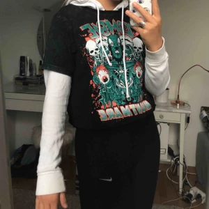  - Vit hoodie som jag brukar använda under t-shirts!! 