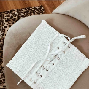  - Vit ribbad tubtopp med snörning. 