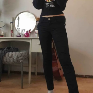  - Svarta jeans storlek XS låg midja, man får betala lite extra för frakten.